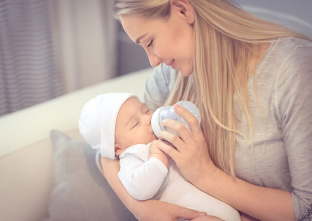 Feeding Baby with Baby Formula Milk Formula for babies